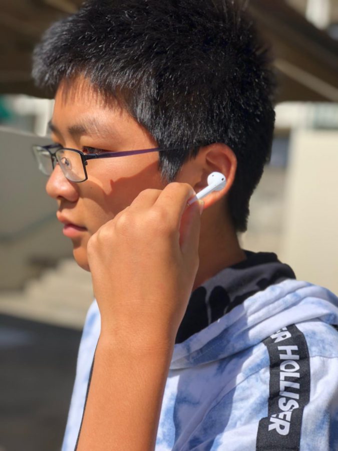 Seita Katayama listening to music on AirPods. 