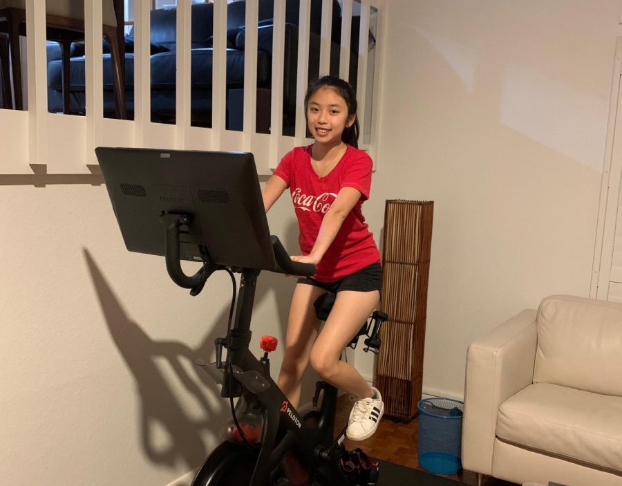 Sophomore Shelby Honda exercises at home. PE teachers have changed their curriculum to encourage at-home workouts. 