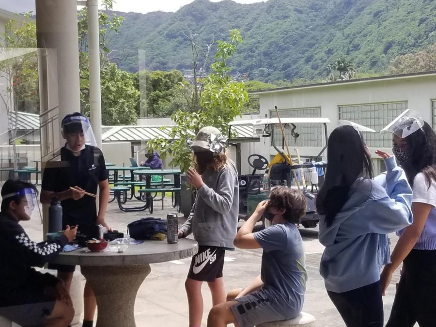 Mid-Pacific middle school students eating lunch outside of Weinberg.