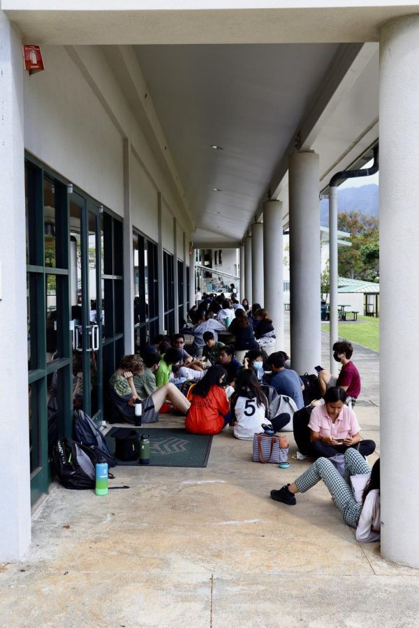 Juniors eat lunch outside Weinberg after  restrictions were relaxed to allow students to have lunch in larger groups.