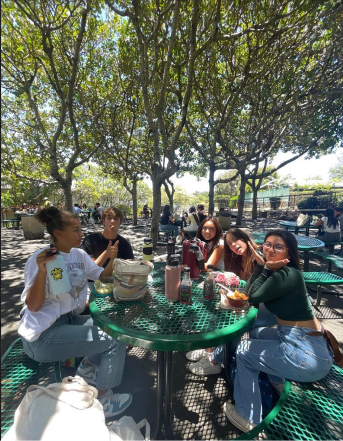 Seniors eat lunch on the first day of school together in Kawaiaha'o Courtyard. 