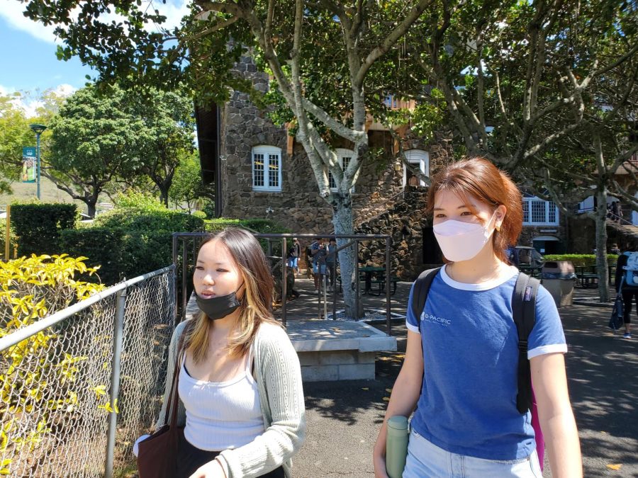 Seniors Anya Chen and Solana Isgar walk down from Kawaiahao with optional masks outside.