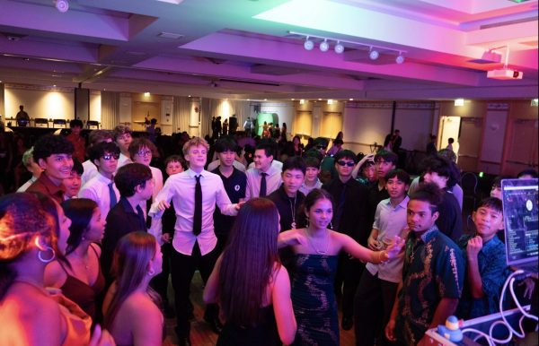 Sophomores creating a dance circle