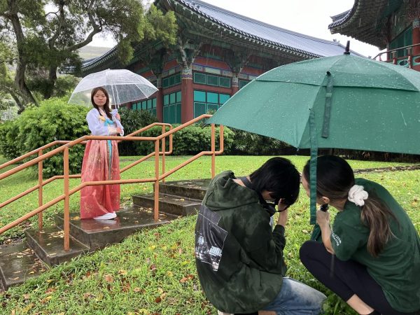 Film class filming a short film at UH Manoa